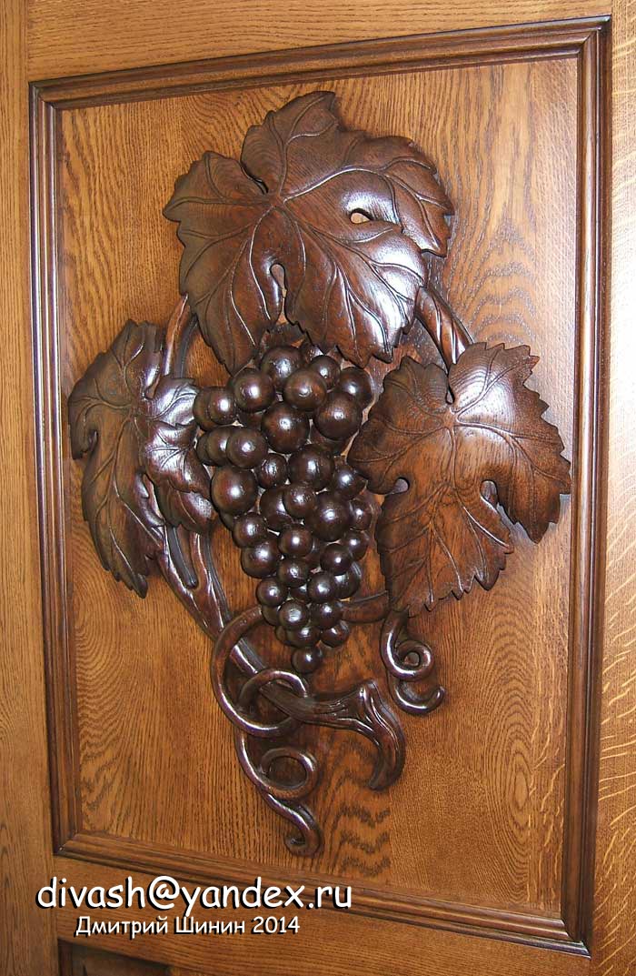 резное панно (виноградные листья), как часть двери из массива дуба