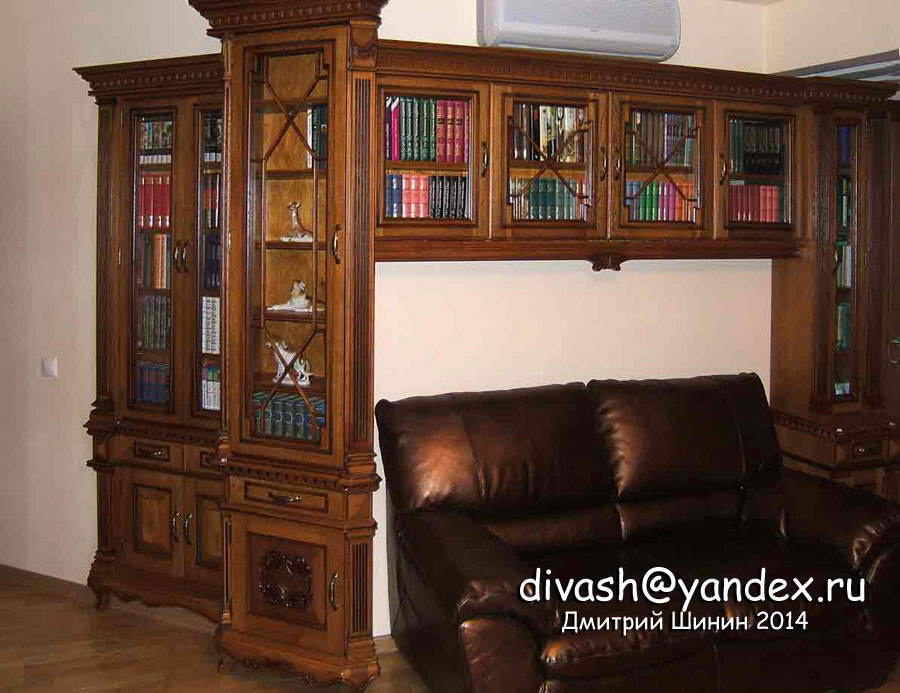 мебель для библиотеки ручной работы из массива дуба (книжный шкаф - дверь в гардеробную закрыта)